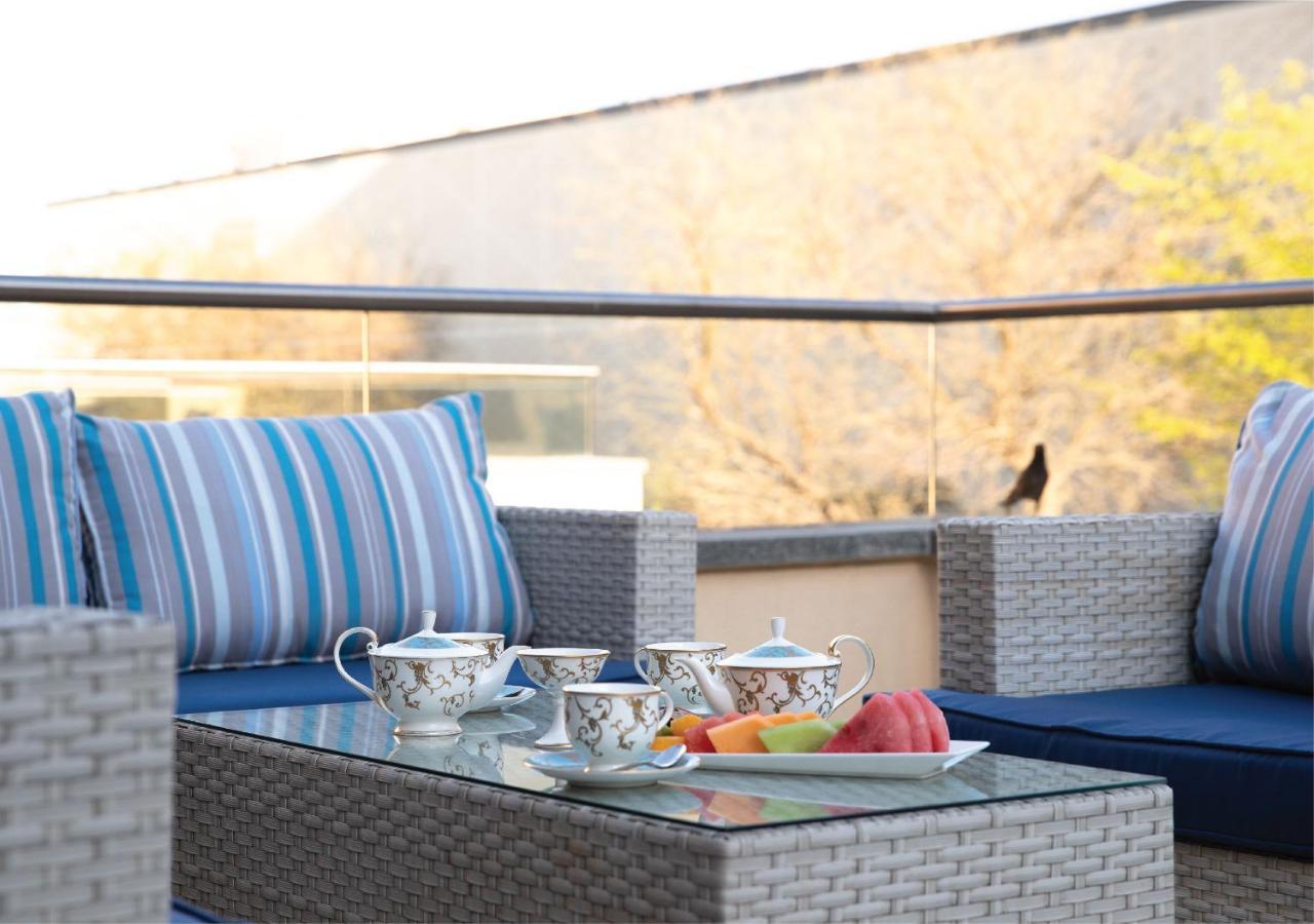 Jumeirah Messilah Beach Kuwait Kuwait City Exterior photo A balcony at the hotel
