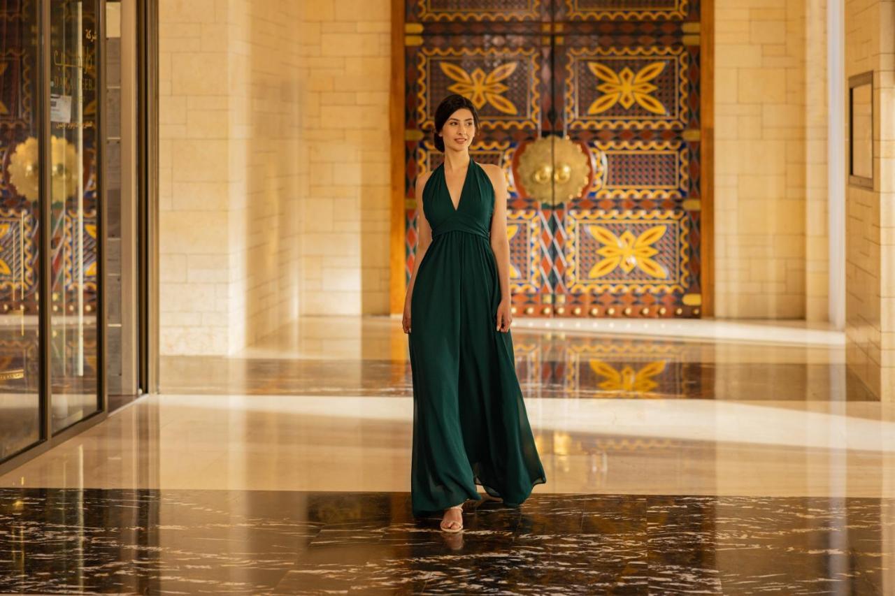 Jumeirah Messilah Beach Kuwait Kuwait City Exterior photo A woman wearing a kaftan