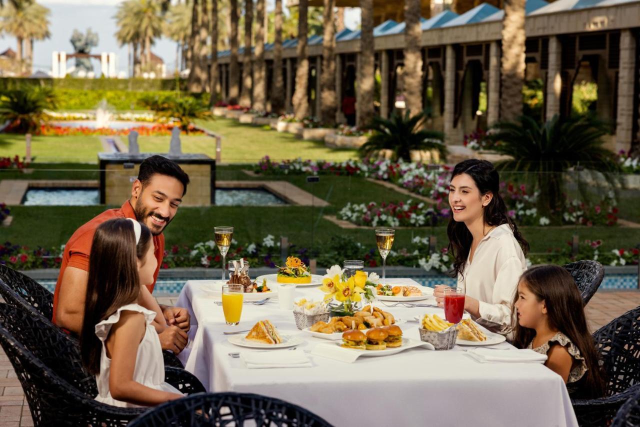 Jumeirah Messilah Beach Kuwait Kuwait City Exterior photo Family dining at the resort